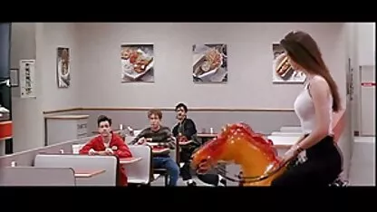 সেক্সি জেনিফার কনালি মূলধারার