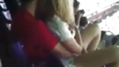 শর্ট গেম খেলায় আঙুলের মেয়ে