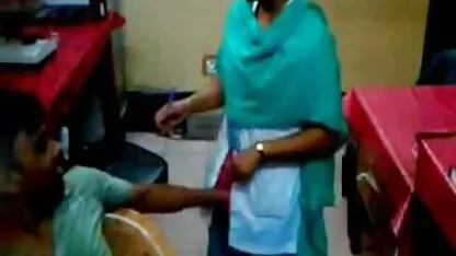 আঙ্গুলযুক্ত টেকনিশিয়ান মহিলা ডাক্তার