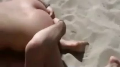 নগ্ন সৈকত - শ্রুতি সহ ছোট মাইয়ের ত্রয়ী