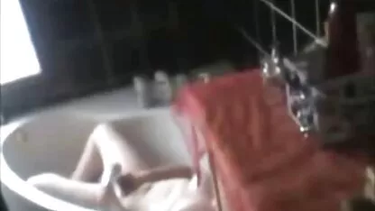 লুকানো ক্যামেরা আমার বোনকে শাওয়ারে হস্তমৈথুন করছে