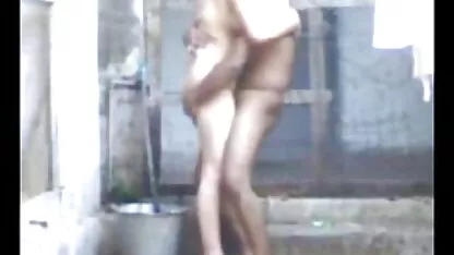 স্নান করার সময় ভারতীয় আন্টি দ্রুত যৌনসঙ্গম