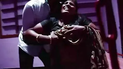 ইন্ডিয়ান আন্টি তার ড্রাইভারের সাথে ম্যাসেজ করেছিল