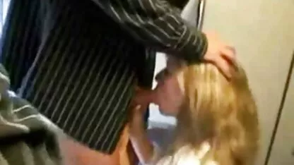 মায়ের ছেলেরা মোরগ চুষছে