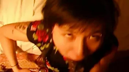 এশিয়ান গভীর গলা একটি টিভি