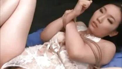 এশিয়ান বাঁধা এবং মেড টো অর্গাজম