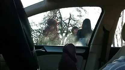 একটি বাস স্টপে গাড়ীর ফ্ল্যাশ 4 মেয়ে
