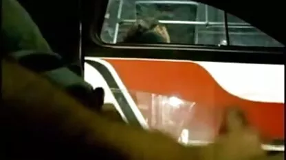 মেয়ে ট্রেনে ডিক কাম দেখছে