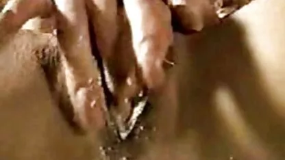 মহিলার ভিজে ক্রিমি অর্গাজম রয়েছে