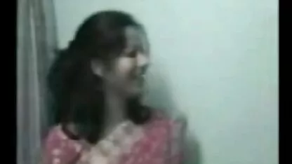 একজন ভারতীয় মহিলা তার স্নান বাইরে নিয়ে যান