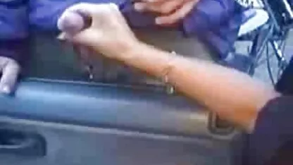 গাড়ি ছিনতাই করে