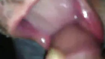 প্রচুর কামের সাথে অপেশাদার টয়লেট সেক্স