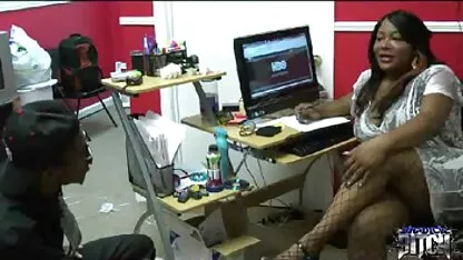 বিগ ডিক বিচ তার অফিসে ফাক করতে চায়