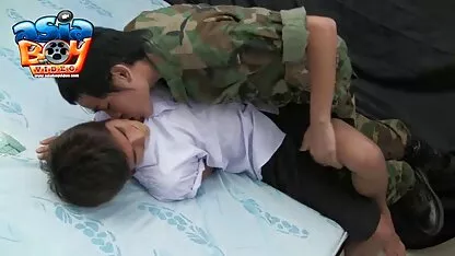 স্কুলবয় এবং মিলিটারি নোংরা খেলেন