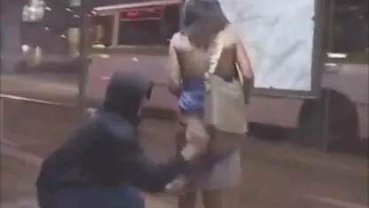 রাস্তায় মহিলাদের অন্তর্বাস