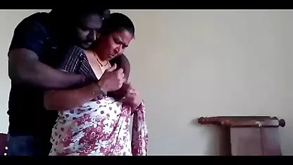 বৃদ্ধ মহিলাকে যুবকটি চোদাচ্ছে।