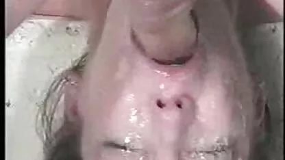 কিশোরী ঝাঁকুনি দেয়