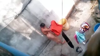 বাঙালি মা স্নান করছেন