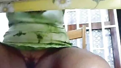 আমার মা প্যান্টি নন। টেবিল ক্যামের নীচে