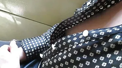 ট্রেনে ওর মাই গুলো স্পর্শ করছে