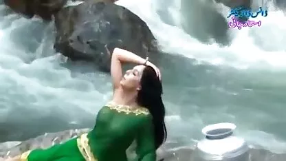 দেশী গার্ল স্বচ্ছ ভেজা শাড়ির মাই দেখায় Hot হট শো