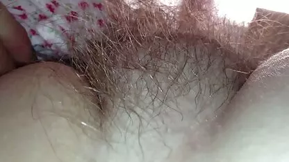 তার নরম মোটা চুল গাদা দিয়ে বন্ধ হয়ে গেছে।
