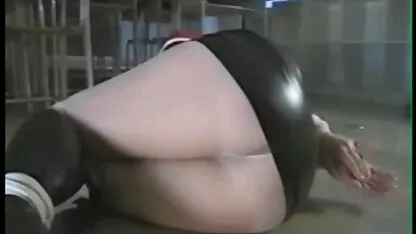 এশিয়ান মিনি স্কার্ট এবং টাই