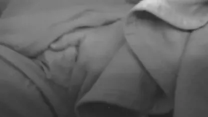 মেয়ে ডেস্কের নিচে হস্তমৈথুন করছে