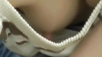 এশিয়ান মেয়েরা তাদের স্তনের জন্য একটি