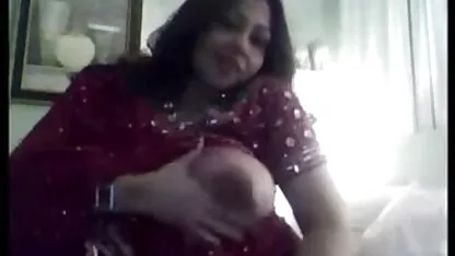 গরম ভারতীয় মেয়ে তার বিগ boobs, ভগ প্রদর্শনী দেখায়