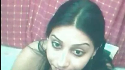 ভারতীয় গৃহবধূ রাতে দেখায়