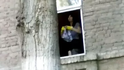 জানালায় মেয়েটি