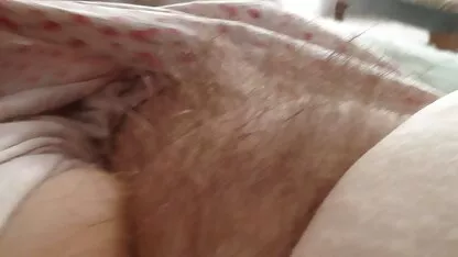 তার ঘন নরম লোমশ ভগ ঘষা
